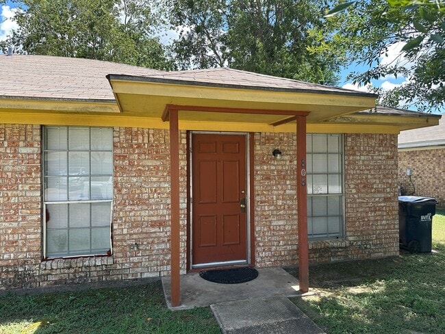 Building Photo - College Station - 2 bedroom - 1 bath - fenced in yard - WD connections