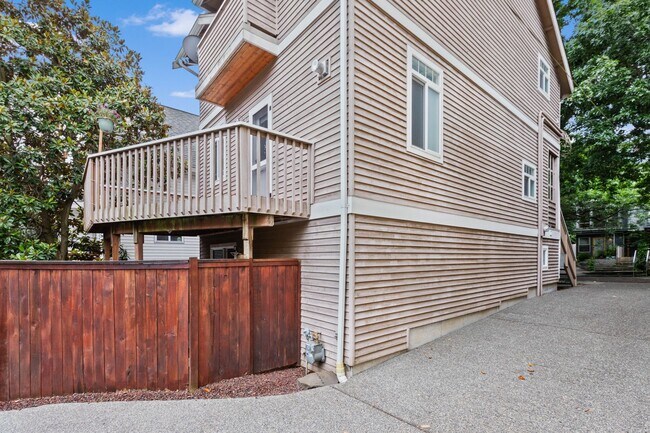 Building Photo - 3Bd/2.5Ba Seattle Home