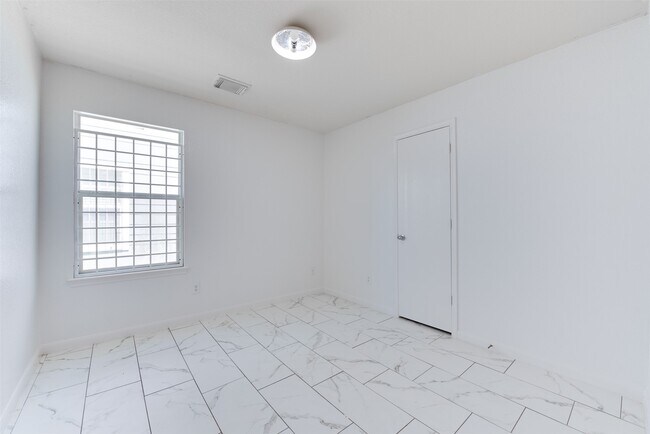 Building Photo - 8510 Village Hollow Ln