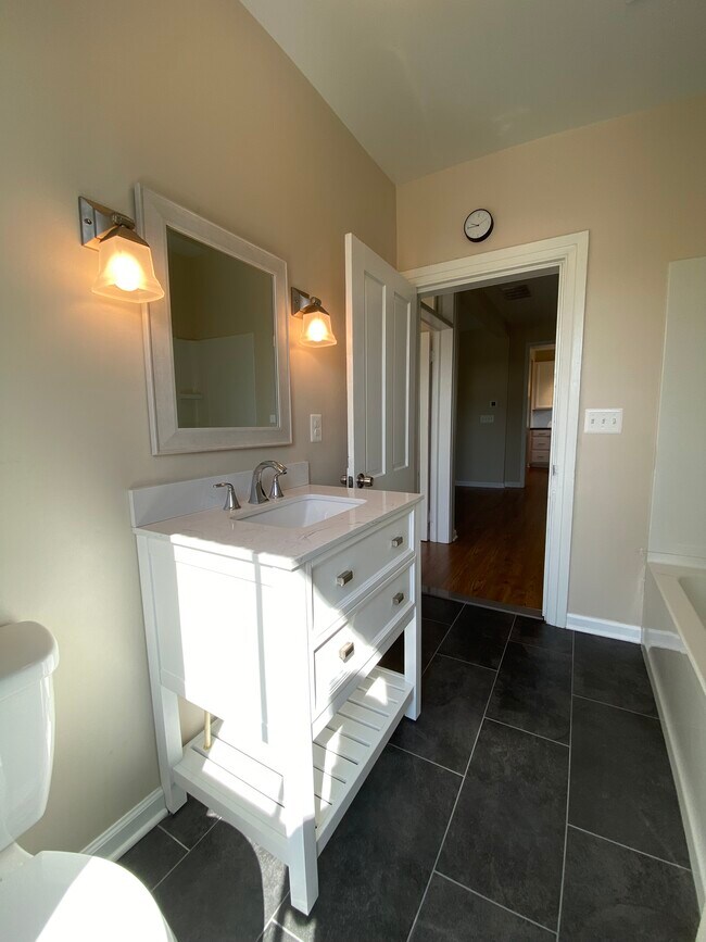 Building Photo - 13 John St