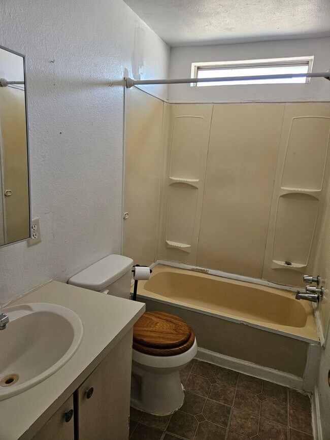 Building Photo - First Month Free!! Remodeled and Cute Manufactured Home in Central BHC