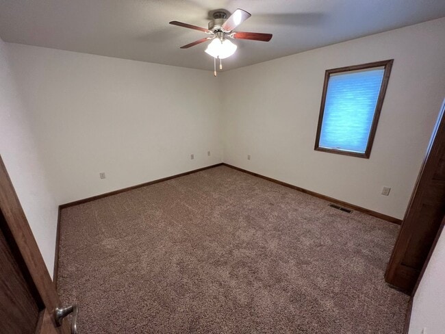 Building Photo - 409 S Broadway Ave