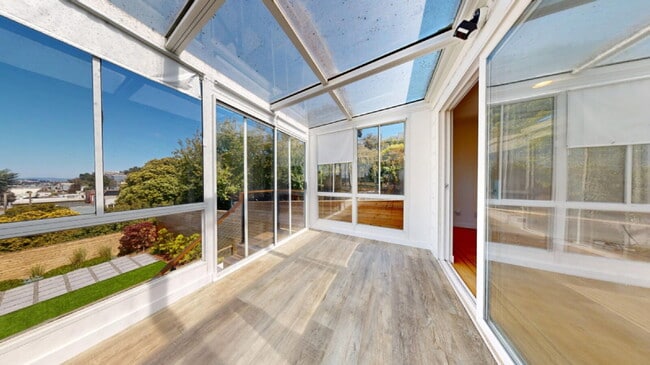 Building Photo - Spacious 3BD/3BA Home with Sunroom, Renova...