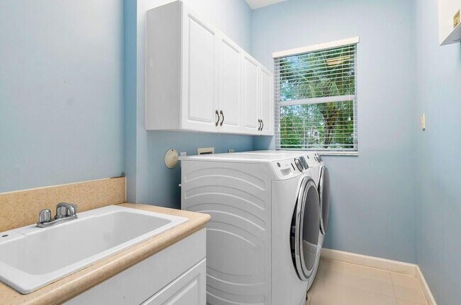 Building Photo - 9271 Madewood Ct