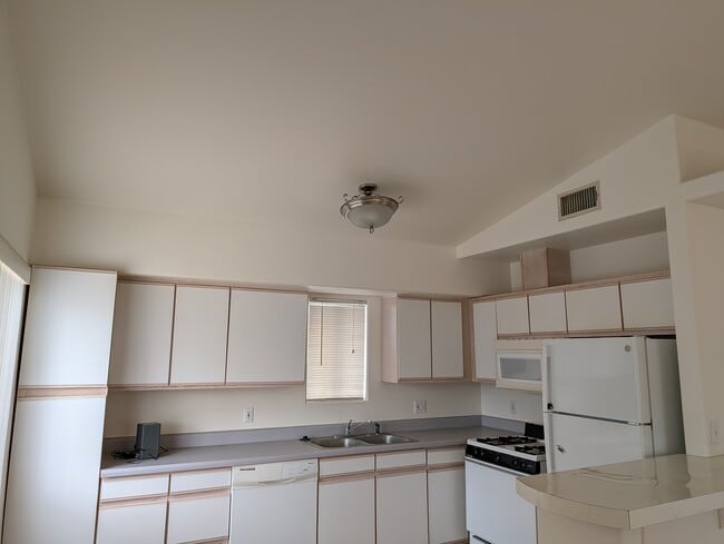 Building Photo - 2131 Kingman Ave