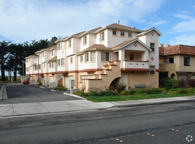 Primary Photo - Pacific Pines Apts