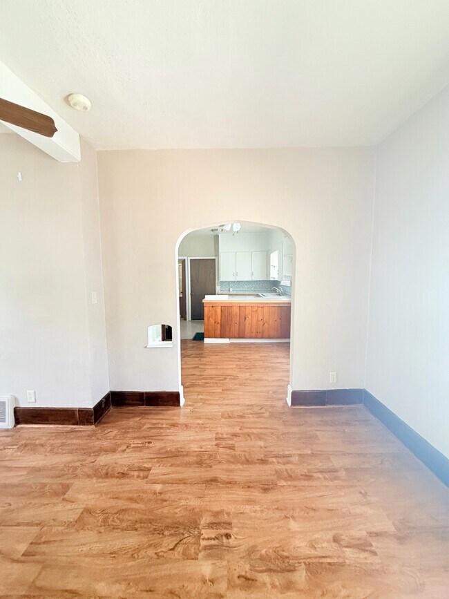 Building Photo - 428 S Clemens Ave