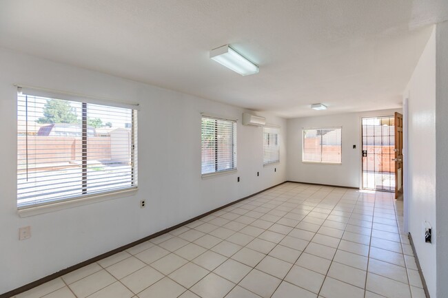 Building Photo - 3 Bedroom 2 Bath Home