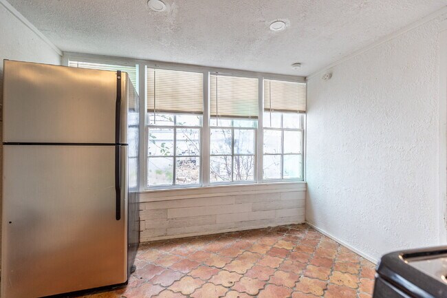 Building Photo - 426 W Woodlawn Ave