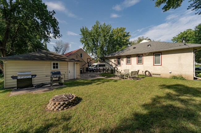 Building Photo - 10th Avenue SE Duplex (OTB 07/31/26)