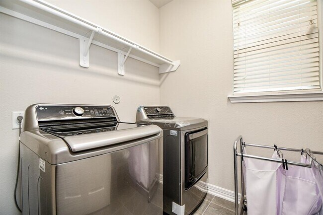 Building Photo - 6030 Marsh Lk Ct