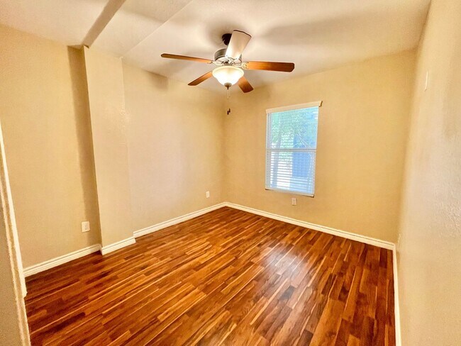 Building Photo - 1033 Rivas St