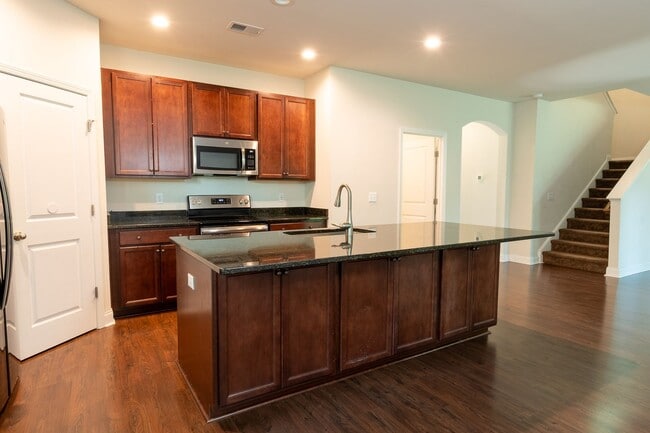 Building Photo - Modern Living in the Heart of Summerville!
