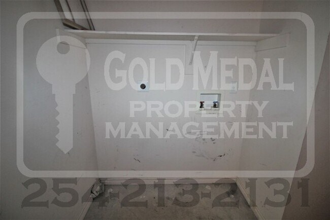 Building Photo - 4003 Cambridge Dr