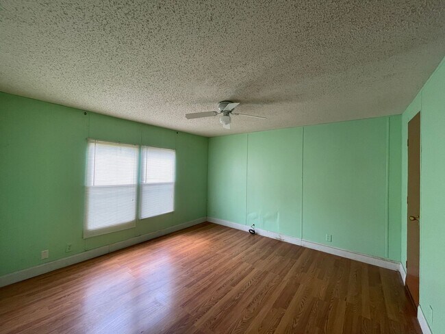 Building Photo - Country living with spacious front and backyard - 3 beds/ 2bath available now!!