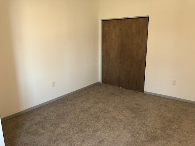 unit 8 bedroom 1 - 300 Fairview Ave
