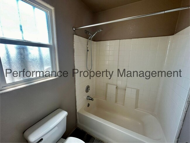 Building Photo - 3 Bed/2 Bath Home in Delano with Solar and...