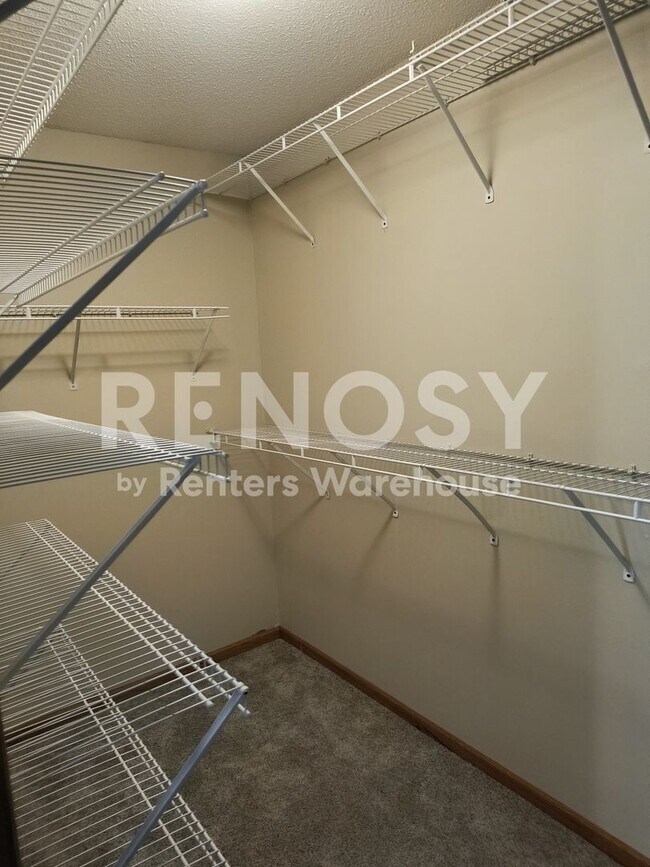 Building Photo - 4BD/3.5BA Townhome in Apple Valley Available Now!