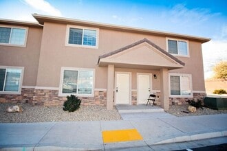Building Photo - 3 bed, 2.5 bath town house