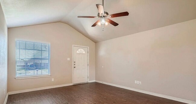 Building Photo - MOVE IN READY