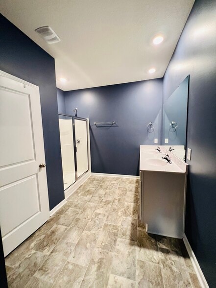 Master bathroom - 5439 Garden Cress Trl