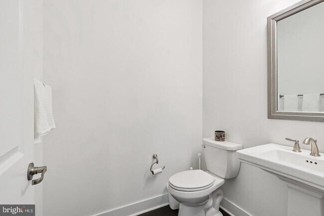 Building Photo - 2 Dogleg Ln