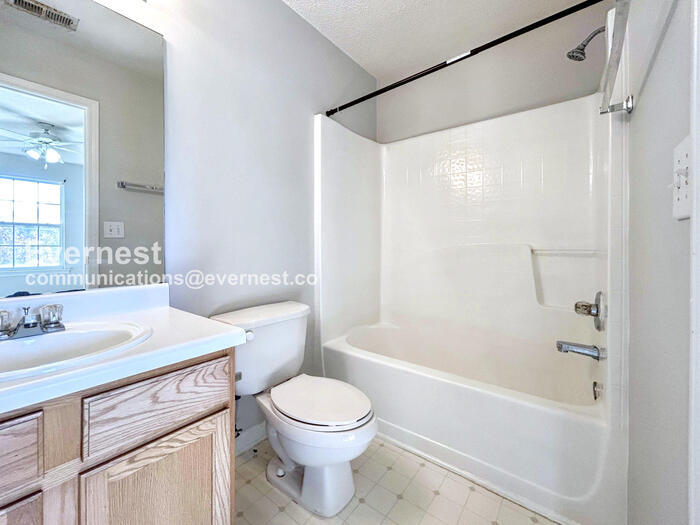 Building Photo - 204 Cottonwood Creek Cir