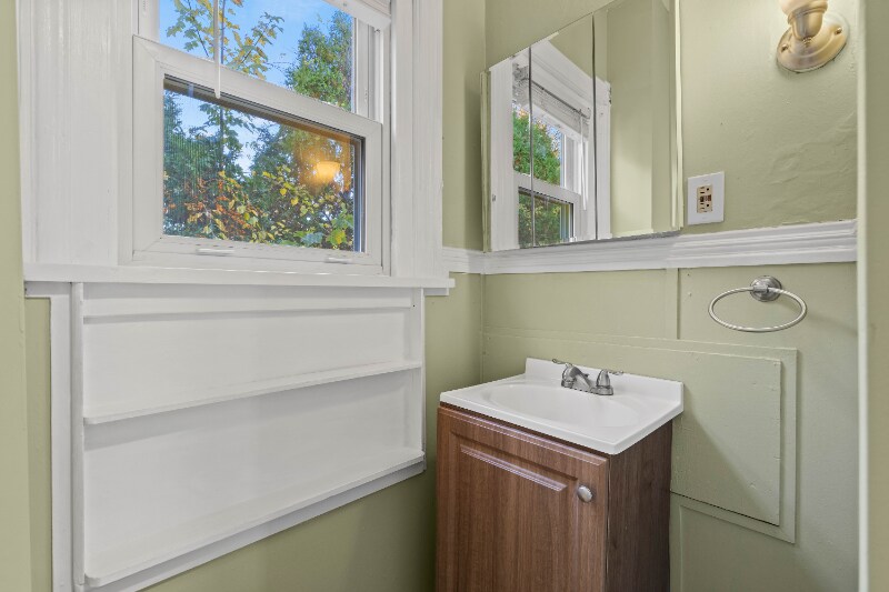 Building Photo - 912-914 Bank St