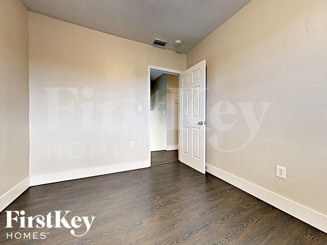 Building Photo - 1315 NE 203rd St