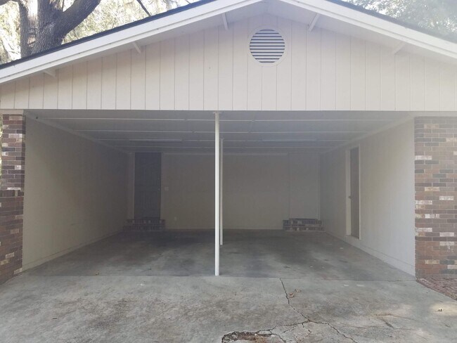 Building Photo - Charming 3BD/2BA Two-Story Home with Picturesque Pond Views in Lakeland