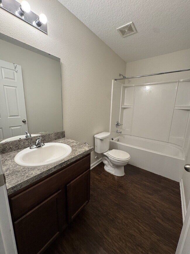 Building Photo - 4 bedroom 2.5 bath townhome with 1 car att...