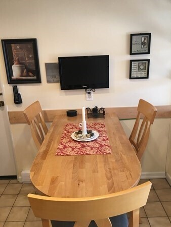 fully furnished - 6 Colonial Village Dr