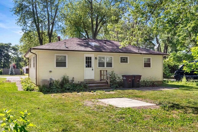 Building Photo - 3 Bedroom Home Available NOW