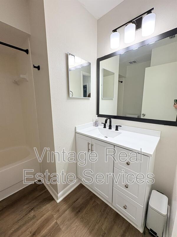 Building Photo - 851 Creekway Ct