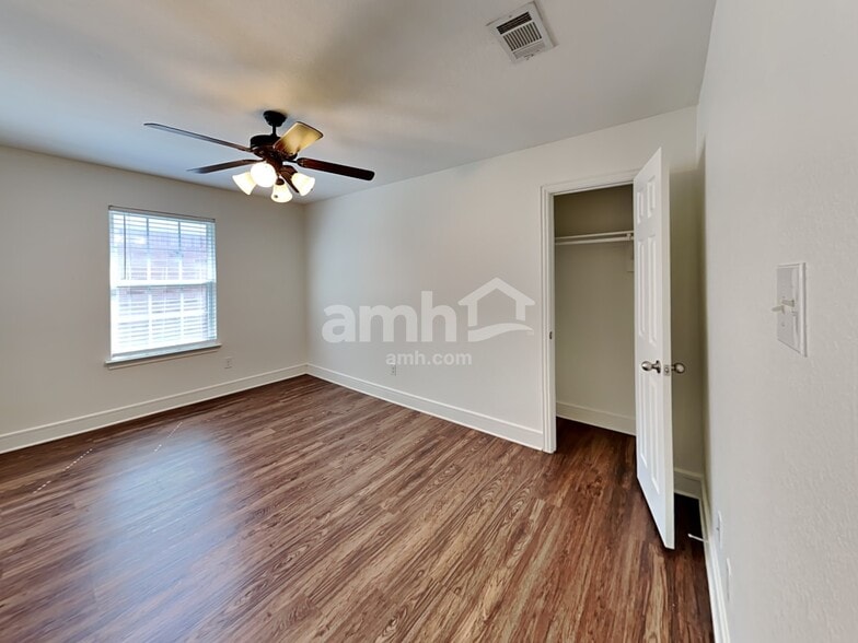 Building Photo - 1938 Cross Oaks Dr