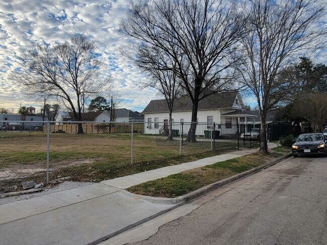 Building Photo - 1905 Chapman St