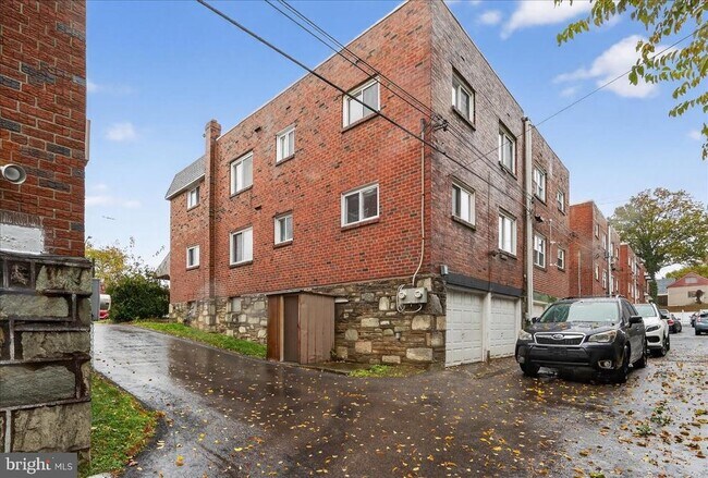 Building Photo - 825 Solly Ave