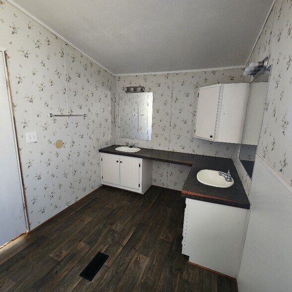 Building Photo - 15275 Country W Dr