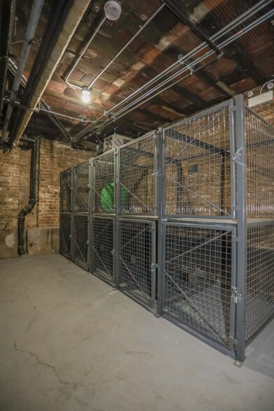 Building Photo - 2217 W Montrose Ave