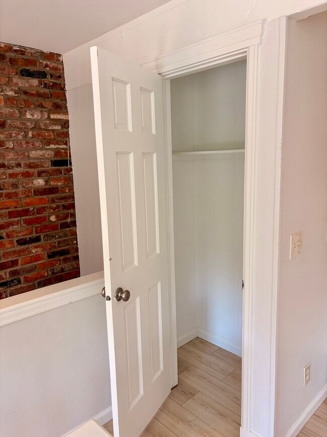 Building Photo - Two Bedroom PLUS Bonus Room on the West End of Pearl Street