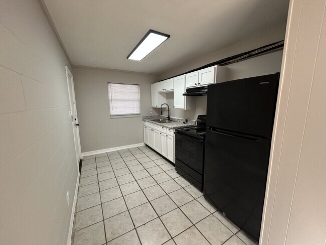 Building Photo - 2150 Saxon St