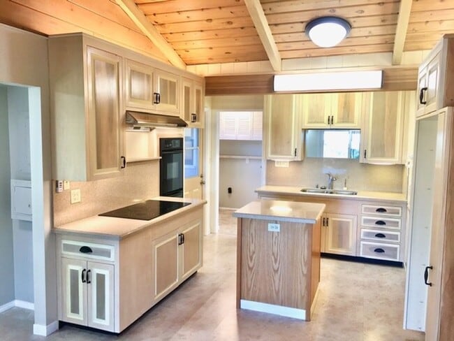 Building Photo - **AVAILABLE NOW**