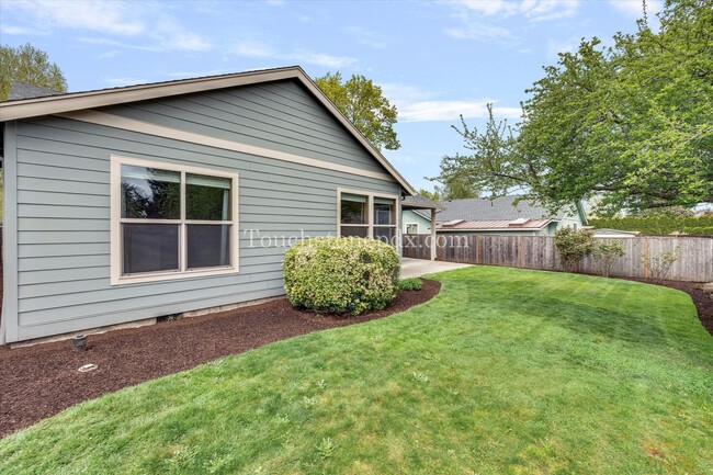 Building Photo - Radiant 3-bedroom Home in Downtown Canby