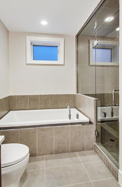 Building Photo - 2424 W Chicago Ave