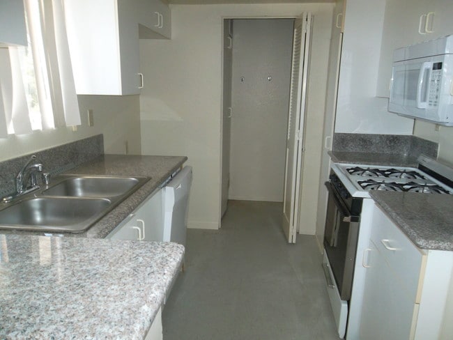 Granite counter top kitchen - 1427 Saltair S Ave