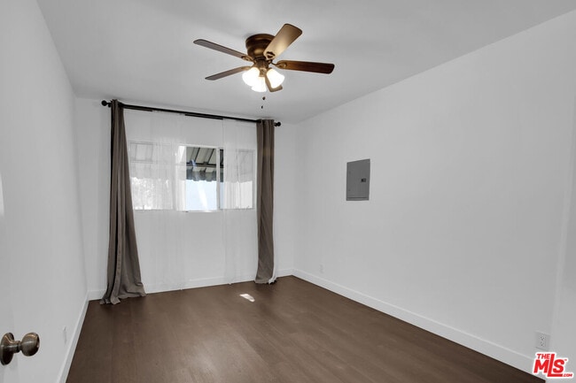 Building Photo - 1100 W Glendon Way