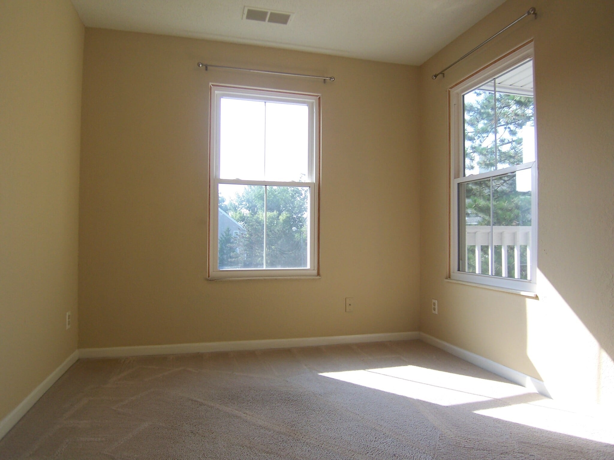 Den - 109 Fieldcrest St