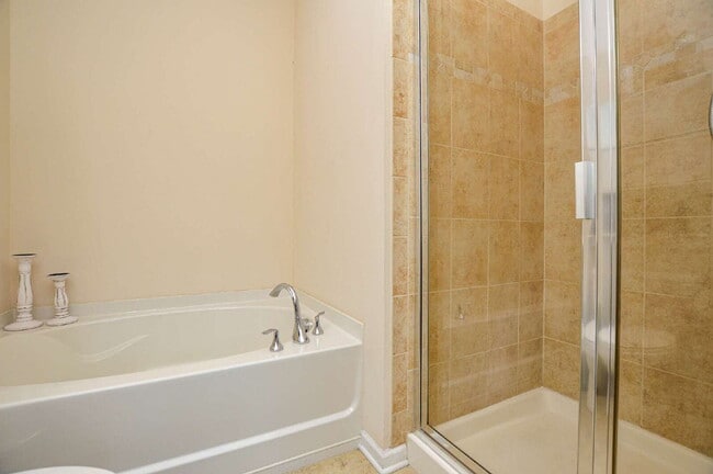 Building Photo - "Charming 3-Bedroom Townhouse in Indian La...