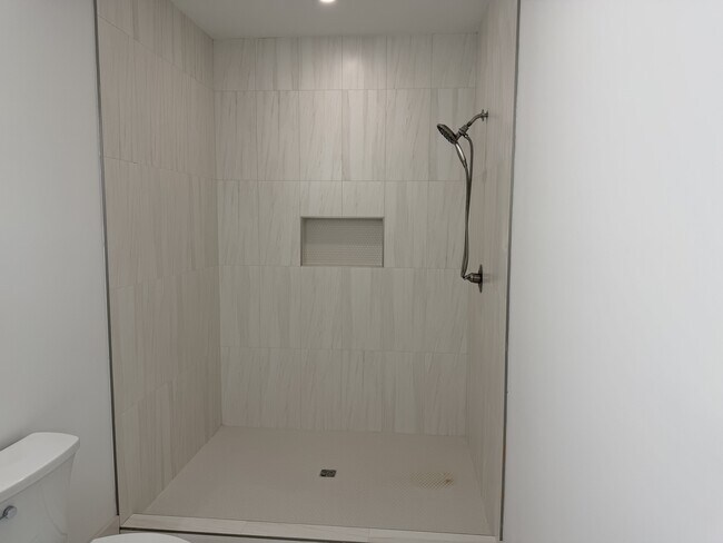 Building Photo - 105 Hart Ln