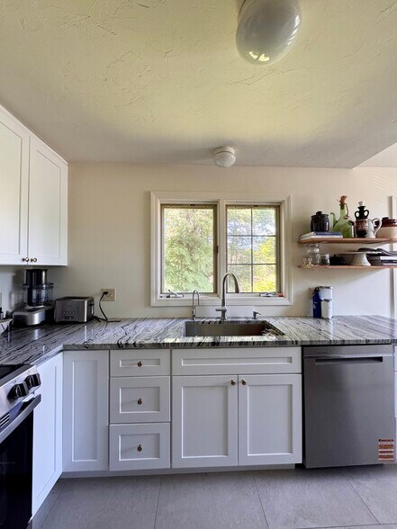 Building Photo - 12 Birchwood Ln